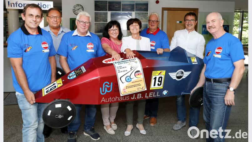 Hauruck: Diese Verantwortlichen haben bei der Organisation der Seifenkistenrennen mit angepackt (von links): Markus Braun, Regionalleiter Bayern des DSKD (Deutsche Seifenkisten Derby), Ernst Schober, Ehrenvorsitzender Stadtverband für Sport, DSKD-Rennleiter Konrad Haub, Gabriele Dörfler von der Stadt Schwandorf, Bürgermeisterin Ulrike Roidl, Heinz Schönfelder vom TSV 1880 Schwandorf, Bauhofleiter Hans Graßmann und TSV-Präsident Karl Heinz Saur. Bild: Gerhard Götz