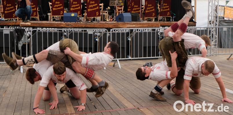 Der Neidaffer Plattlclub legt bei der Flosser Kirwa los und das Publikum steht schon am Sonntagnachmittag auf den Tischen und Bänken und feiert mit. Bild: le