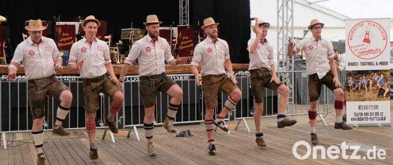 Der Neidaffer Plattlclub legt bei der Flosser Kirwa los und das Publikum steht schon am Sonntagnachmittag auf den Tischen und Bänken und feiert mit. Bild: le