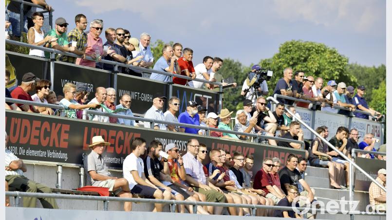 Die Zuschauer auf der Tribüne in Gebenbach sehen am Mittwoch das Spiel des Tabellendritten gegen den Viertletzten ASV Vach. Bild: Ziegler