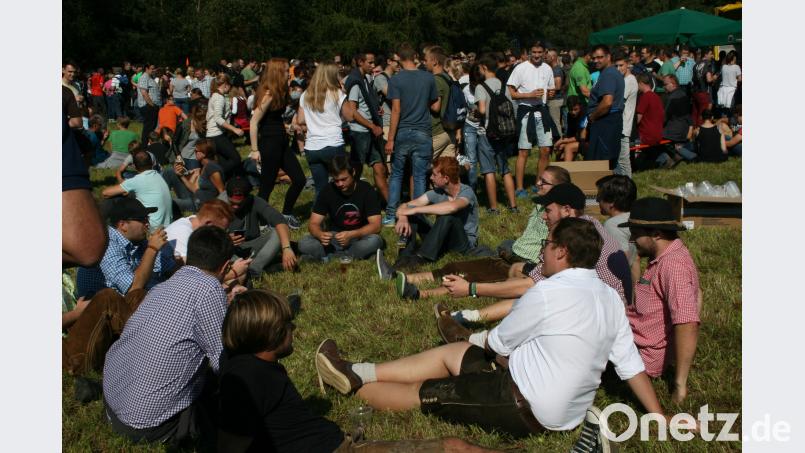 Geselligkeit ist Trumpf, nicht nur im Festzelt, auch am Rastplatz während des Bierwandertages: Die Menge an der Verpflegungsstelle zeigt den überaus großen Zuspruch. Bild: roh