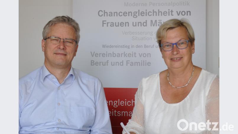 Markus Nitsch, Leiter der Agentur für Arbeit Schwandorf und Dorothea Seitz-Dobler, Beauftragte für Chancengleichheit am Arbeitsmarkt machen darauf aufmerksam, dass es bei der Chancengleichheit von Frauen und Männern noch viel zu tun gibt. Bild: Agentur für Arbeit/exb