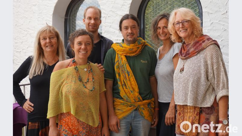 Verantwortliche der Nature Community begrüßen zum Tag der Offenen Tür: (von links) Karin Magnus, Brigitte Schedler (Vorstand), Christoph Dold (Vorstand), Nico Mews (Permakultur), Heike Natterer (Kinderbetreuung), Manuela Grafe-Ginati. (Vorstand). Bild: eib