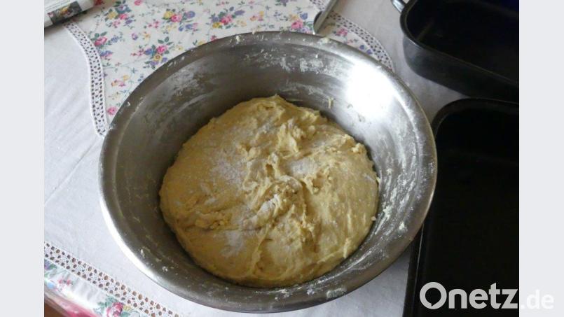 Mit Mehl zum Teig kneten und diesen gehen lassen. Bild: ils