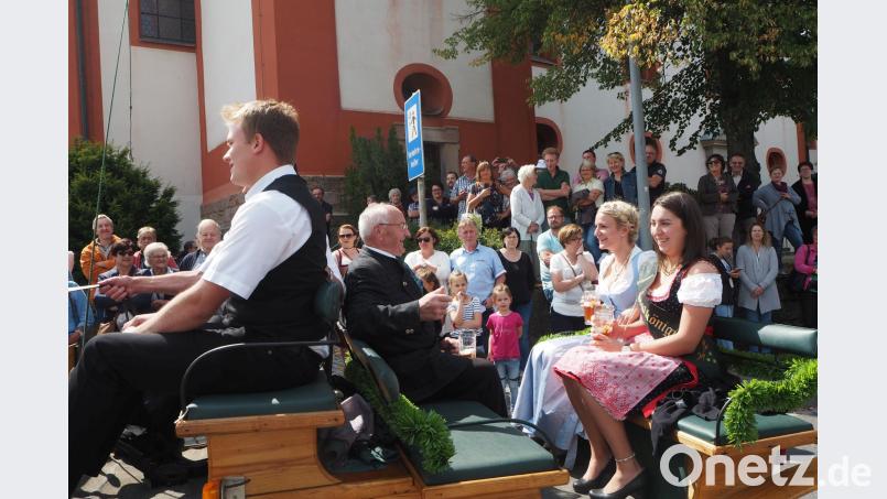 Bierkönigin Johanna Seiler und Zoiglkönigin Lena Müller mit Kommunbrauer Georg Zierer auf den Weg zum Kommunbrauhaus. Bild: gz