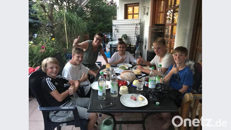 Anja Rönnebeck (Dritte von links) freute sich über den spontanen Besuch der Jungs aus Schwabach von der Schönstatt Mannesjugend (SMJ). Bild: Rönnebeck/exb