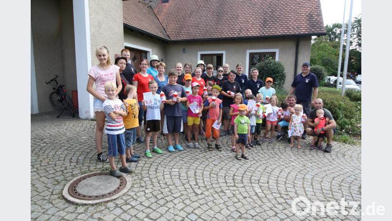 Einen vergnüglichen Nachmittag verbrachten 20 Kinder beim Ferienprogramm der Feuerwehr Burkhardsreuth (hinten rechts stehend: Vorsitzender Robert Schwemmer). Bild: bjp Bild: bjp