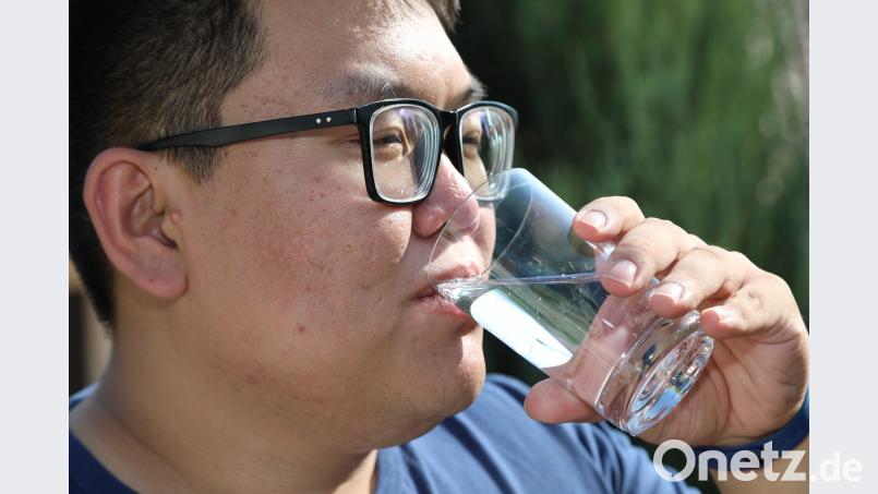 Bei Temperaturen wie in den letzten Wochen reichen zwei Liter nicht mehr aus. Am besten versucht man, etwa vier bis fünf Liter am Tag zu trinken. Bild: ggö