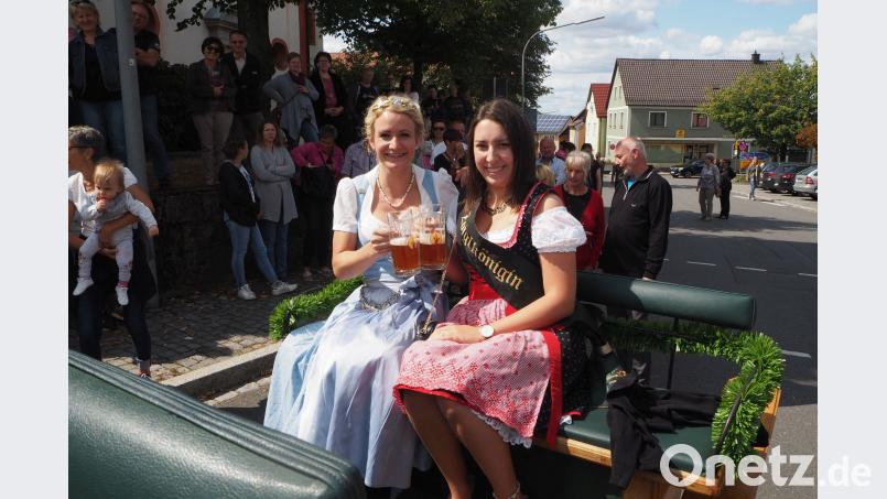Nach der Segnung des Zoigldenkmals am Rathaus machen sich Bierkönigin Johanna Seiler (links) und Zoiglkönigin Lena Müller mit einer Kutsche auf den Weg zum Kommunbrauhaus. Bild: gz