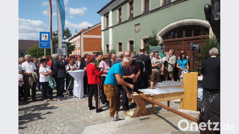 Gemeindevorarbeiter Anton Hochwart zapfte aus der Brunnenleitung Zoigl ab. Bild: gz