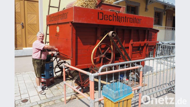 Der Gemeindearbeiter Josef Füssl sorgte dafür, dass auch aus einer Dreschmaschine der Gerstensaft floss. Bild: gz