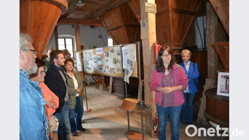 Müllermeisterin Petra Schuster führt durch die Mühle. Bild: ak