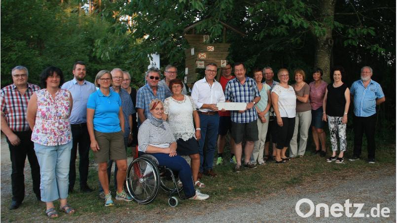 16 Wanderfreunde, zudem interessierte Zuhörer seitens der Stadt, wurden am OWV-Heim auf ihre künftigen Aufgaben eingestimmt. Den noch unbedruckten Alu-Prototypen hatten Rudolf Ehstand und Bürgermeister Franz Stahl (8. bzw. 9. von rechts) zu Demonstrationszwecken gleich mitgebracht. Bild: wro