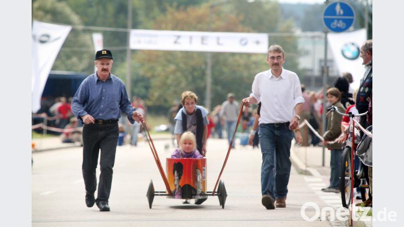 Beim Schwandorfer Seifenkistenrennen im Jahr 2006 hatten die Kleinen und Großen ihren Spaß. Bild: Gerhard Götz