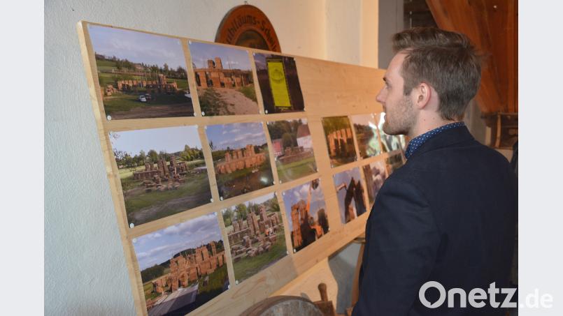 Eine Fotoausstellung zeigt Bilder zu „Strohhenge“. Bild: ak