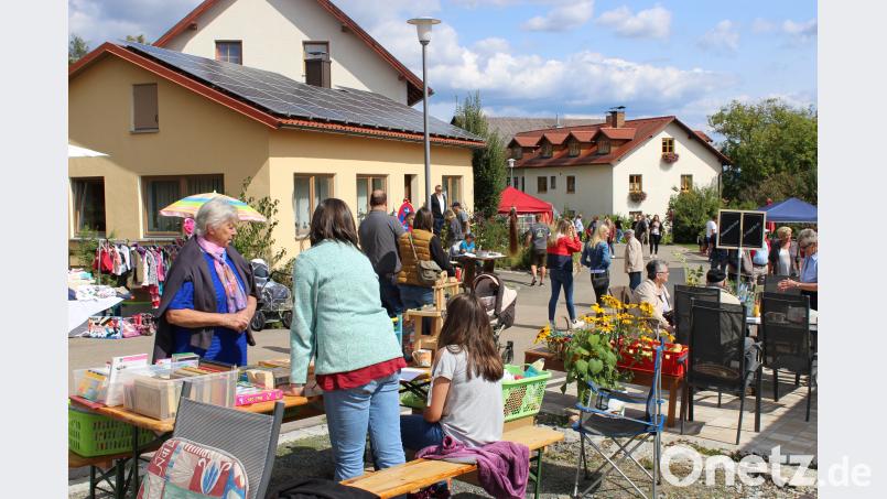 Verschiedene Aussteller am Dorfplatz hatten Dekoartikel und Handarbeitsgegenstände ausgestellt. Auf dem Flohmarkt wurde dagegen Spielzeug, Antiquitäten und auch so manche Rarität gehandelt. Bild: mnt