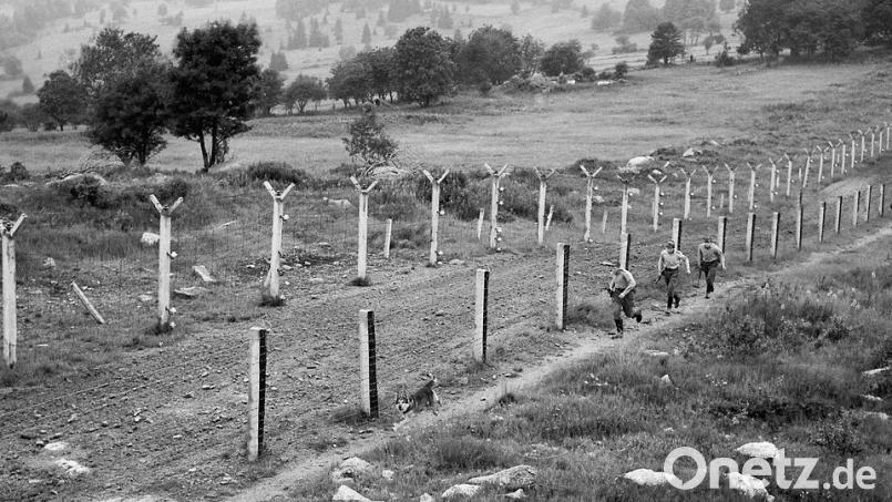 Die tödlichste Grenze Europas: Mindestens 320 Menschen ließen ihr Leben an der Grenze zwischen der Tschechoslowakei und Bayern bzw. Österreich. Erschossen, getötet durch Strom, von Hunden tot gebissen. Vier Fälle von DDR-Bürgern, die zwischen 1967 bis 1986 als &quot;Urlauber&quot; die Gelegenheit für die Flucht nutzen wollten und zu Tode kamen, stehen im Mittelpunkt der aktuellen Weidener Ermittlungen. Bild: dpa