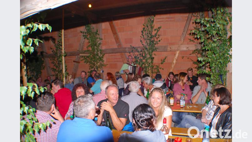 Im Stodl der Alten Posthalterei feierten Jung und Alt beim Weinfest des BRK bis tief in die Nacht. Bild: enz