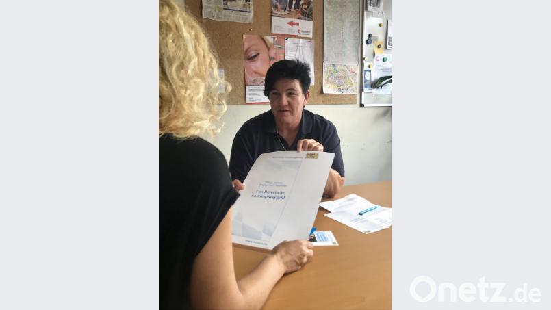 Das Foto zeigt Birgit Hübner von der Fachstelle für pflegende Angehörige bei den Amberger Maltesern bei der Beratung zum Thema Landespflegegeld. Bild: Carsten-Armin Jakimowicz