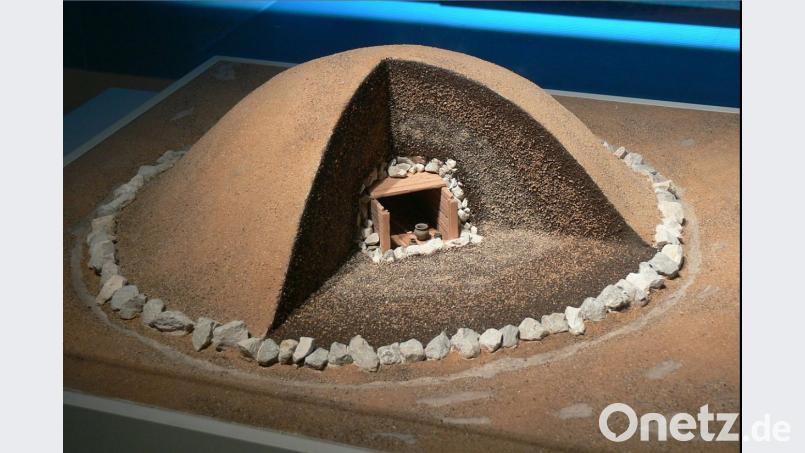 Das vom Germanischen Nationalmuseum in Nürnberg gefertigte Modell zeigt, wie ein solches hallstattzeitliches Hügelgrab ursprünglich ausgesehen haben könnte. Bild: Kurt Engelhardt