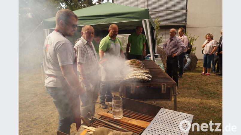 In Reih und Glied liegen die Fische auf den Grill. Die Nachfrage ist groß Bild: arw