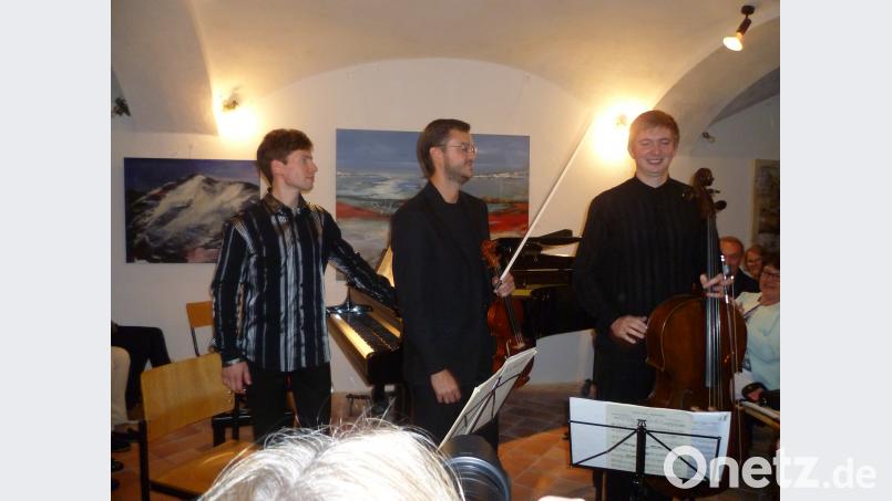 Statt im Freien konzertiert das „Dvorak-Trio&quot; im umgebauten Marstall des Wurzer Pfarrhofs Bild: tie