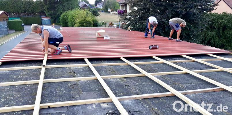 Das alte Sportheim bekommt ein neues Dach. Bild: ü