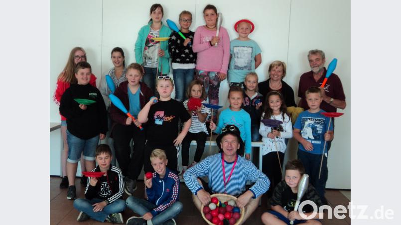 Die Kinder ließen sich mit Sepp Schabernack (vorne) fotografieren. Bild: ksi