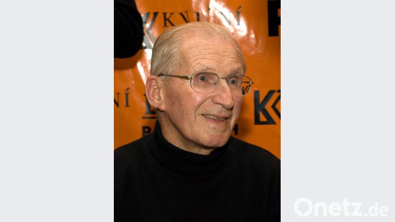 2012: Lubomir Strougal bei einer Autogrammstunde anlässlich seiner Buchvorstellung in Prag. Bild: Ludek Kovar
