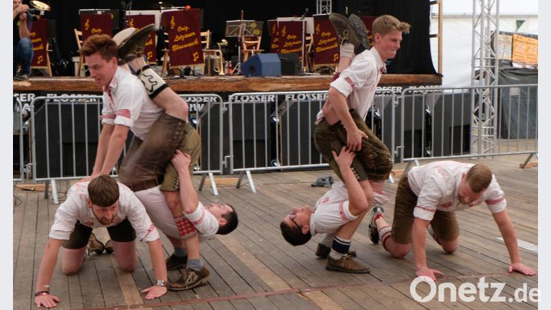 Der Neidaffer Plattlclub legt bei der Flosser Kirwa los und das Publikum steht schon am Sonntagnachmittag auf den Tischen und Bänken und feiert mit. Bild: le