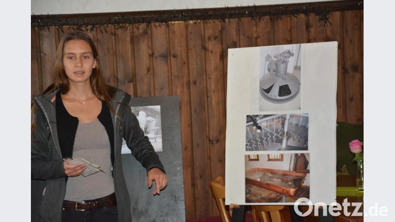 Die angehende Braumeisterin Franziska Scharf aus Oberbibrach erläutert den Weg des Mahlgetreides und des Bieres durch das Gebäude. Bild: ak