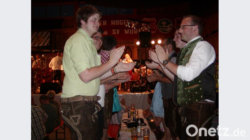 Gäste beim Böhmischen Abend in der O`Schnitt-Halle in Wurz Bild: tok