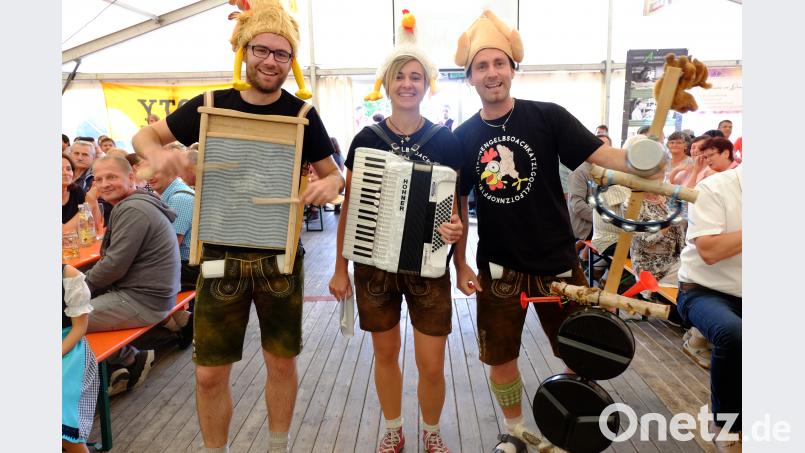 Zu den Klängen der Musikgruppe „Mir Kiener Baierisch“ marschierten die Gstanzl-Sänger (von links) Markus Kiener (Waschbrett), Anna Pröls (Quetschn) und Daniel Markgraf (Teufelsgeige) ins Festzelt und zogen auf der Bühne kräftig vom Leder. Bild: ohr