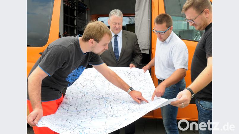 Frank Berthold von Lehmann und Partner, Landrat Richard Reisinger, Matthias Kolb (Sachgebietsleiter Tiefbau des Landkreises) und Mariusz Ciszak (Fahrmesstechnikspezialist bei Lehmann und Partner) besprechen die Messroute (von links). Bild: Stephan Huber
