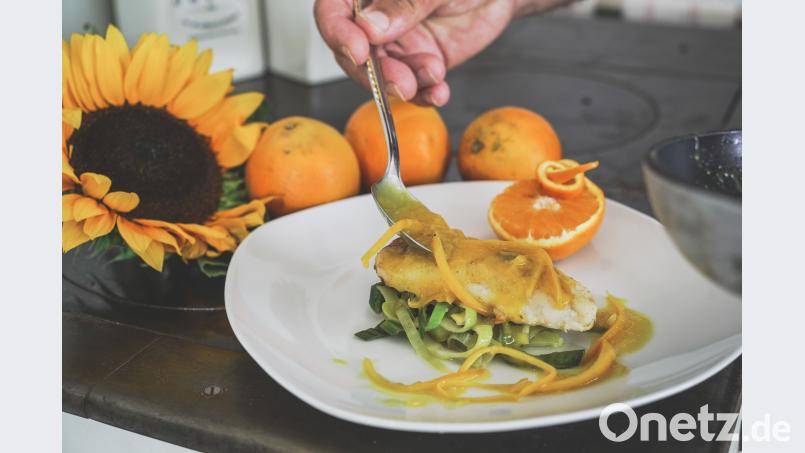 Auf einem Bett aus Lauch wird der Fisch mit der Orangensauce serviert. Bild: Lukas Meister