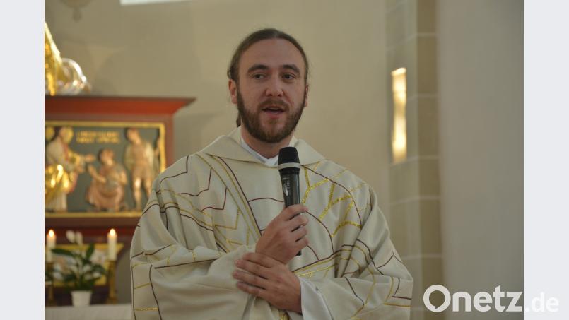 Kaplan Florian Weindler bei seiner letzten Predigt in der Mitterteicher Stadtpfarrkirche St. Jakob. Bild: jr
