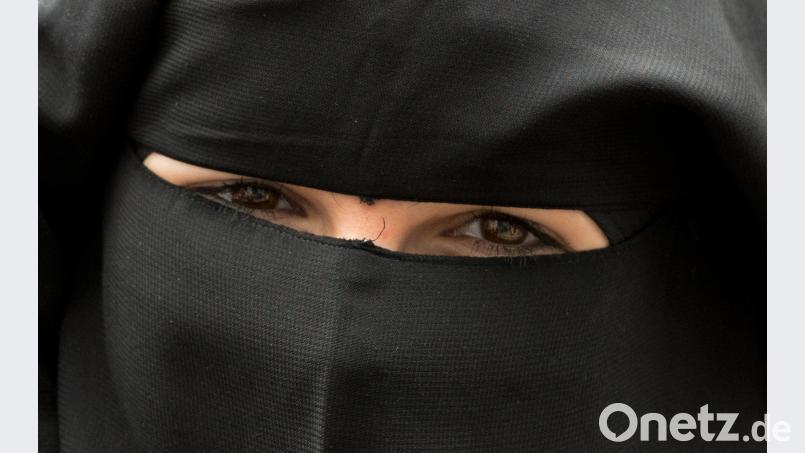 „Teils waren nur noch die Augen zu sehen, und selbst die wurden mit einer Sonnenbrille bedeckt“, berichtet Ladenbesitzerin Anne Sciuk. Sie entschloss sich zu ihrer Bitte, auf Verschleierung zu verzichten. Bild: Symbolbild: Boris Roessler/dpa