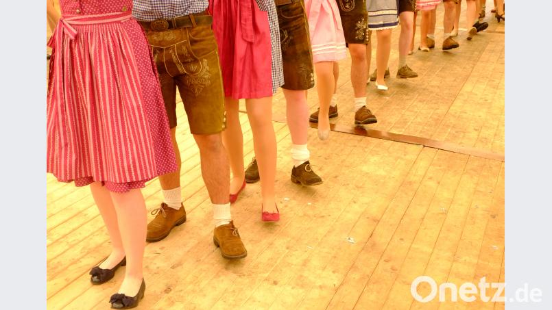 Leichtfüßig legten die Kirwapaare ihre Auftritte aufs Parkett.
Der Sonntagnachmittag der Stullner Kirwa begeisterte mit einem bayerischen Flair. Unter weiteren Darbietungen präsentierten die 17 Kirwapaare überzeugend den Bandltanz. Bild: ohr