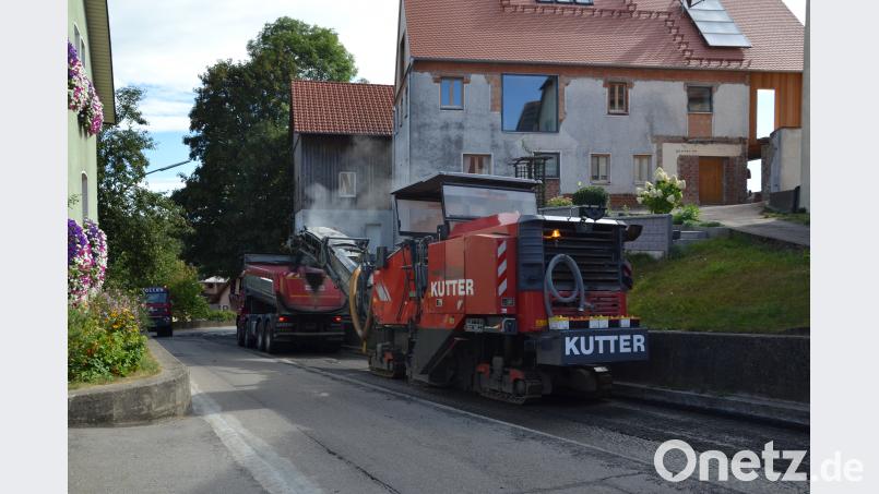 Die Firma Strabag führte die Fräsarbeiten durch. Nächste Woche soll der „Flüsterasphalt“ aufgebracht werden. Bild: gi