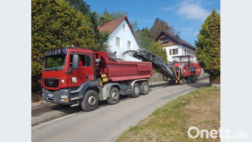 Die Firma Strabag führte die Fräsarbeiten durch. Nächste Woche soll der „Flüsterasphalt“ aufgebracht werden. Bild: gi
