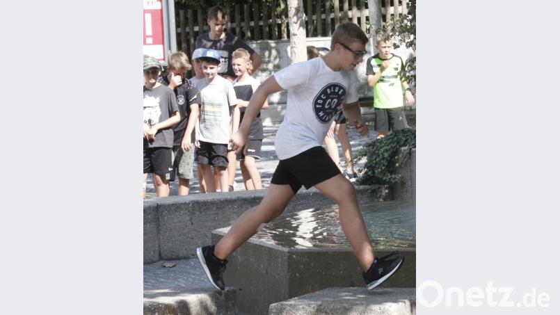 Mit seinen Mauern und Steinquadern bietet der Kolpingplatz das ideale Trainingsgelände für „Parkour-Läufer“. Bild: Hirsch