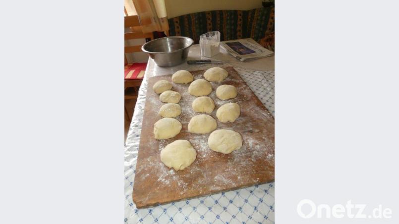 Laibchen formen und erneut eine Zeit lang gehen lassen. Bild: ils