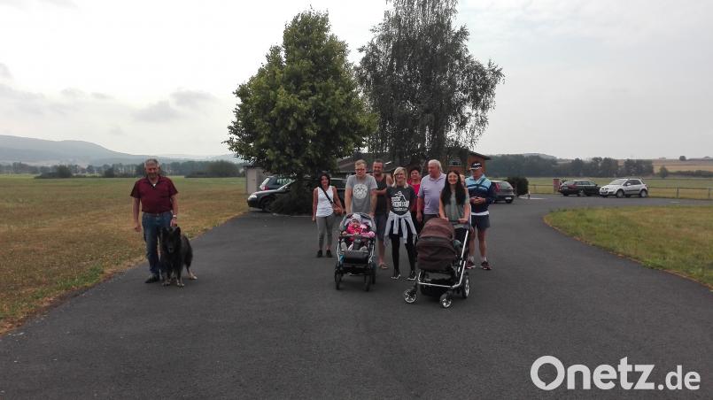 Beim Wandertag des Schäferhundevereins Kulmain pflegen die Mitglieder ihre Kameradschaft. Bild: ak