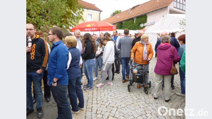 Die Pizzen des Altendorfer Pizzafestes sind gefragt: Lange Schlangen bilden sich vor den Ständen. Bild: is
