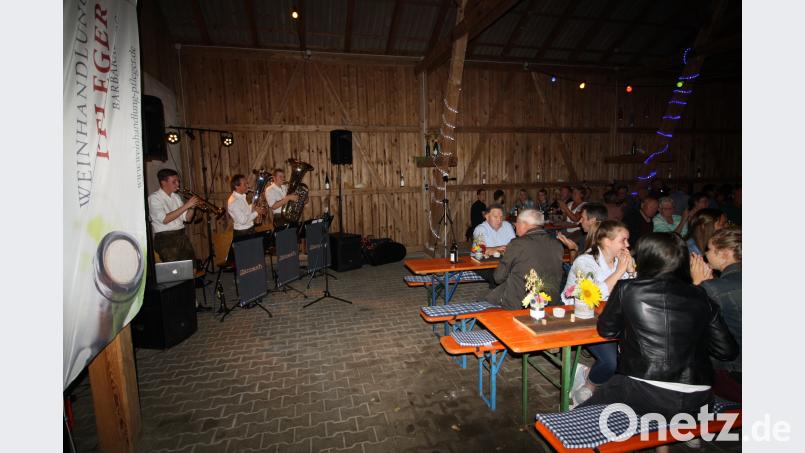 Vor vollem Haus spielte das &quot;Mezzoblech&quot;-Trio beim Weinfest der Burkhardsreuther Landjugend. Bild: bjp Bild: bjp