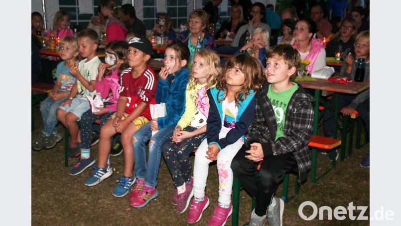 Mit gebannten Blicken verfolgten die Kinder, wie eine Schulklasse ihren in einem Frosch verwandelten Lehrer aus großen Abenteuern rettet. Bild: Götte