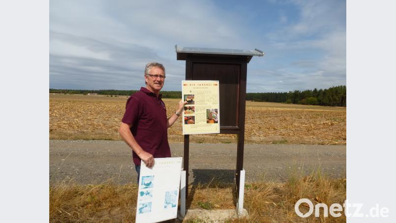 Rudi Prölß vor dem Anbringen der sanierten Schautafel, zu Füßen die alte Tafel. Bild: bk