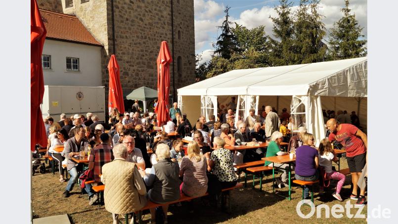 40 Jahre Schlossbergfest der Freien Wähler. Gegen 16 Uhr sind noch einige Plätze frei. Das ändert sich aber schnell. Bild: arw