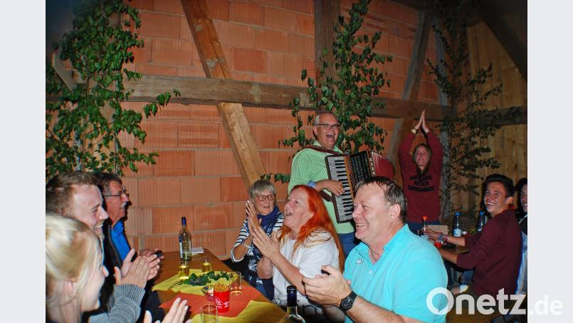 Im Stodl der Alten Posthalterei feierten Jung und Alt beim Weinfest des BRK bis tief in die Nacht´. Bild: enz