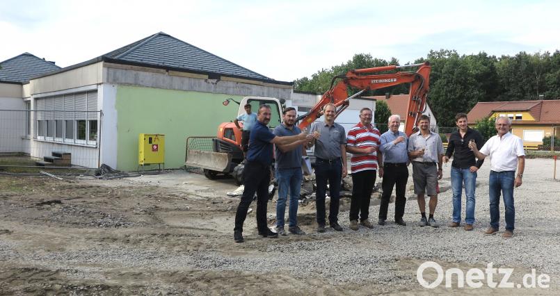 Bürgermeister Harald Bemmerl (rechts) stößt mit den Firmenvertretern auf ein gutes Gelingen an. Auf dem Kindergartengelände in Steinberg am See entsteht ein Neubau. Bild: Hirsch